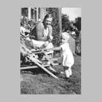 011-0086  Schloesschen-Cremitten 1936. Marie-Erika mit Sohn Wolf-Dietrich..jpg